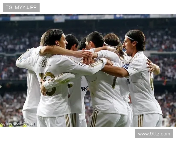 在绿茵场上奔跑的老虎与足球明星的传奇故事