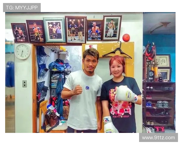 拳王与足球明星同框合影展现运动精神与友谊的精彩瞬间